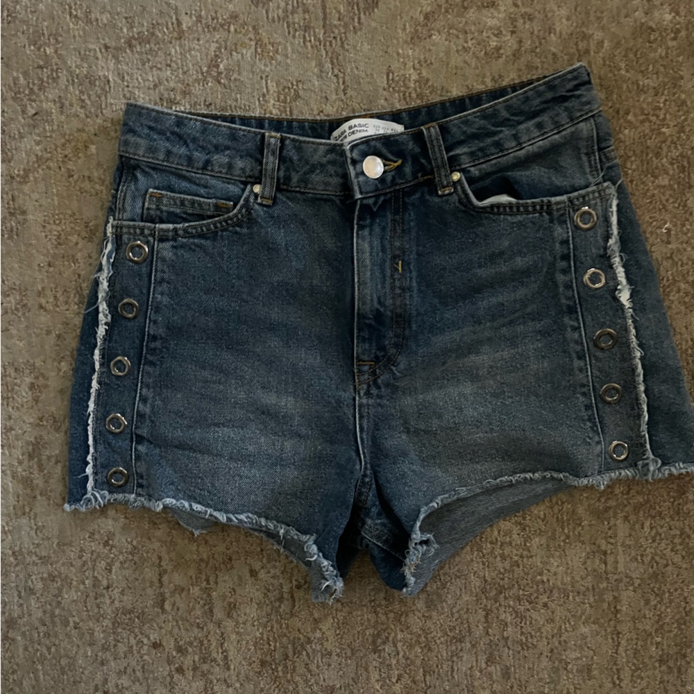 Zara cutoff shorts with grommet details in side. Size 6